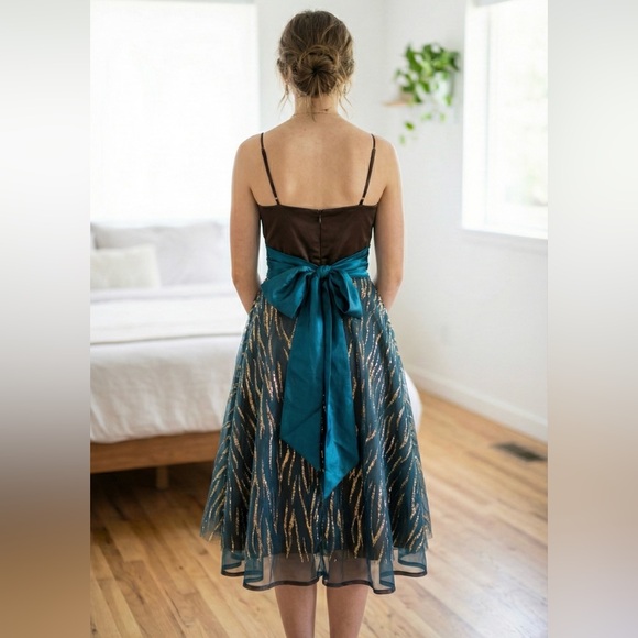 π Beautiful Formal Metallic Glitter Swirl Layered Y2K Prom Dress NWOT - Picture 5 of 11